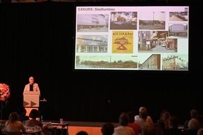 Martin Bieberle, Hanaus Stadtentwickler, bei seinem Vortrag zur Hanauer Stadtentwicklung beim Hessischen Stadtmarketingtag im Mai 2023.