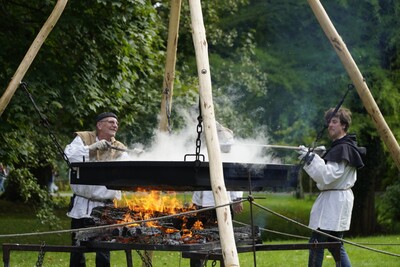 Ein weiteres Herzstück des Festes ist das traditionelle Schausalzsieden. 