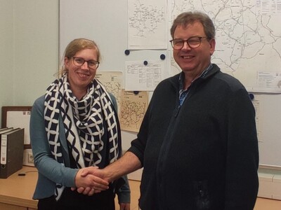 Mit den besten Wünschen für die Erfüllung all dieser Herausforderungen ist Christina Bosch von Stefan Wald, dem Dezernenten für Betrieb und Verkehr, in der Dienststelle Sterbfritz willkommen geheißen worden.