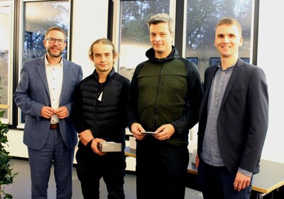 Landrat Thorsten Stolz (links) beglückwünschte die Gewinner der Radrallye, gemeinsam mit Mario Trageser (rechts) von M-net, dem Hauptsponsor. Mitte rechts: Falk Loewner, Mitte links Lucas Kusch.  - <i>Fotos: MKK-Pressestelle</i>