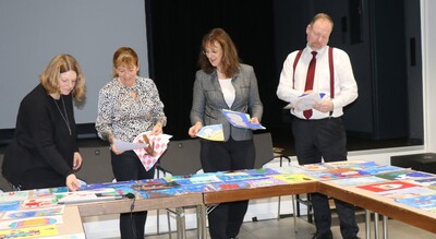 Die Jury traf ihre Auswahl in der Kulturherberge. Dort war genug Platz für das Auslegen von 301 Kinderbildern.