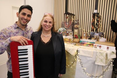 Dr. Fajer Klüh freute sich, den palästinensischen Syrer und bekannten Pianisten Aeham Ahmad bei der Feier begrüßen zu können. 
