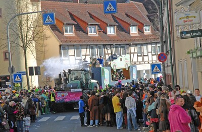 Mehr als 600 Personen in 33 Fußgruppen mit elf Motivwagen und die Stadtkapelle Schlüchtern bildeten den bunten Lindwurm.