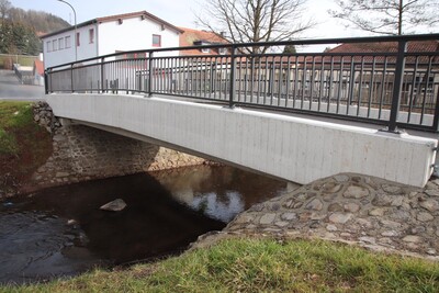 Die neue Brücke ist stabil und langlebig gebaut.