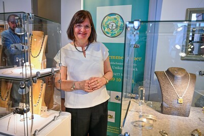 Goldschmiedemeisterin Sabine Themme-Bauer ist 12. Hanauer Schmuckpreisträgerin. Die Ehrung enthält eine vierwöchige Ausstellung ihrer Arbeiten im Deutschen Goldschmiedehaus (Altstädter Markt 6).