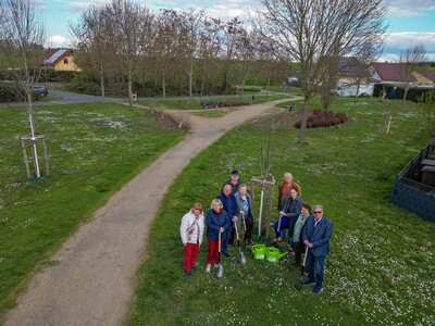 Mitglieder des Ortsbeirats Großauheim mit Stadträtin Isabelle Hemsley (3. von rechts) an einem der neu gepflanzten Obstbäume in den Großauheimer Waldwiesen.