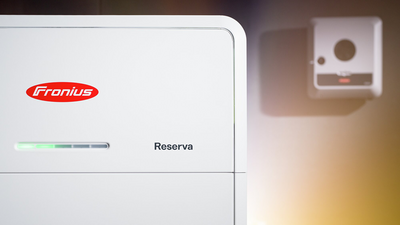 Lumina PV gibt es auch mit dem neuen Speicher Fronius Reserva, die das System perfekt ergänzt …