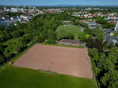 Hanau investiert in moderne Sportinfrastruktur, es gibt Kunstrasen für drei Sportanlagen, unter anderem im Lamboy/Tümpelgarten.