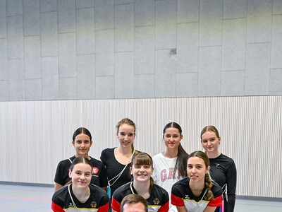 Bürgermeister Dr. Maximilian Bieri besuchte die Jumping Swans – Nika Methner (mittlere Reihe von links), Tami Methner und Lysanne Junker haben sich bereits für die WM in Japan qualifiziert.