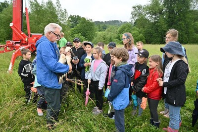 Die Gruppe Vogelschutz Sannerz hatte diesmal zur Beringung die Kinder der Grundschule eingeladen.