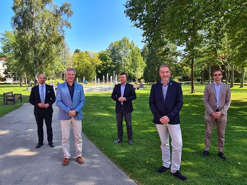 Sie üben den Schulterschluss zum Wohle der Bürgerinnen und Bürger (von links): Die Bürgermeister Dominik Brasch, Christian Zimmermann, Matthias Möller und Mark Bagus mit Diplom-Geograph Wulf Hahn von RegioConsult. - Foto: privat