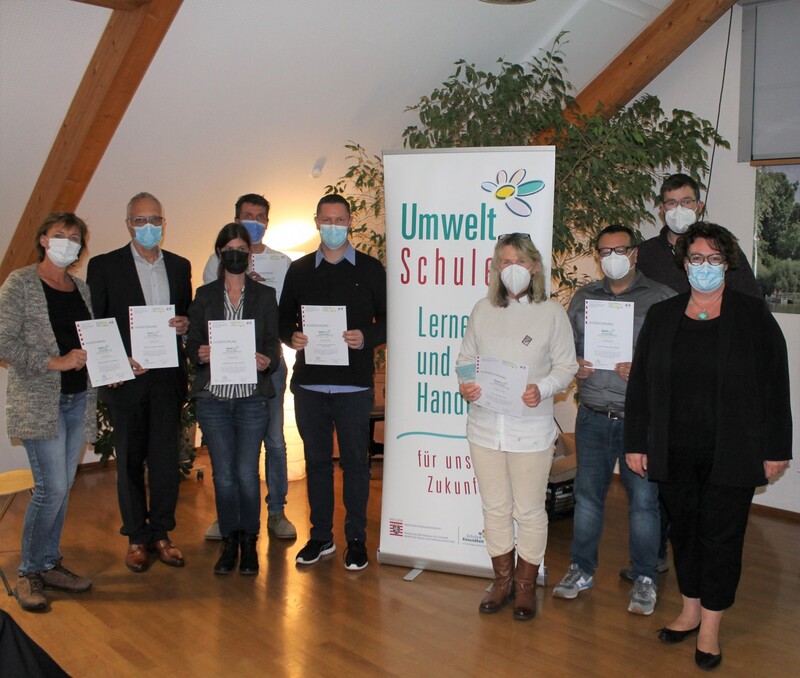 Erste Kreisbeigeordnete Susanne Simmler (rechts) ehrte die acht Umweltschulen aus dem Main-Kinzig-Kreis. - Foto: Stadt Hanau