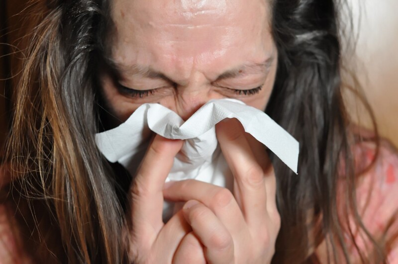 Die häufigsten Symptome sind eine laufende Nase, Kopfschmerzen, Müdigkeit, Niesen und Halsschmerzen. - Symboldbild: Pixabay