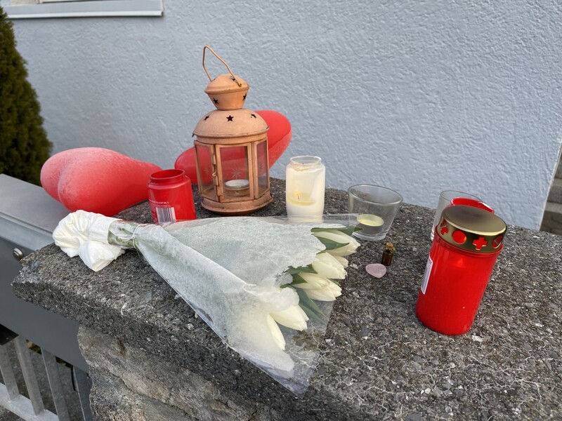 Mit Kerzen und Blumen wird den toten Geschwister-Kindern gedacht. - Archivfoto: KN/Tobias Bayer