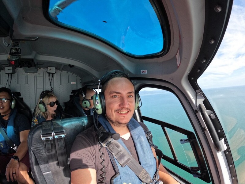 Martin Weitzel im Helikopter über dem Great-Barrier-Reef.