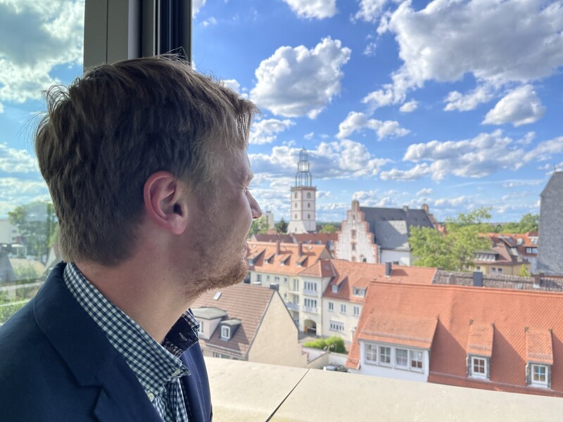 Oehls traumhafter Ausblick aus seinem Büro auf das historische Hanau