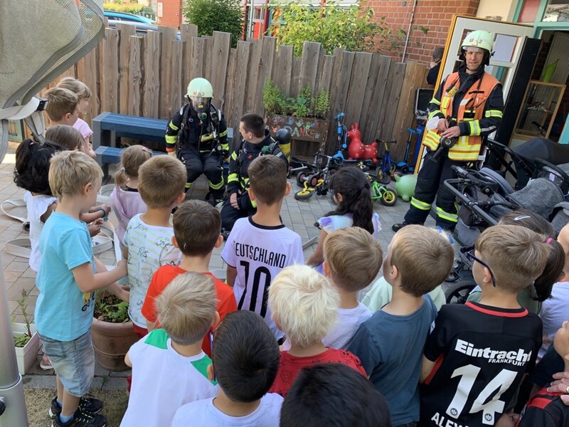 Geduldig beantworteten die Mitglieder der Freiwilligen Feuerwehr Maintal die interessierten Fragen der Kinder und stellten ihre Ausrüstung vor.