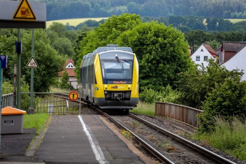 Ein Zug der HLB, die unter anderem im Vogelsberg unterwegs ist.  Archivfoto O|N / Henrik Schmitt