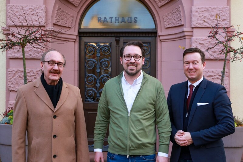 Schlüchterns Erster Stadtrat Reinhold Baier, VOMBERG-Geschäftsführer Andreas Roßmar und Bürgermeister Möller (von links) freuen sich, dass es nun losgeht.