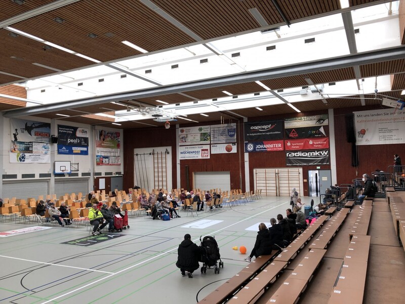 Bis zu zwölf Stunden mussten die evakuierten Menschen in den bereitgestellten Hallen ausharren.