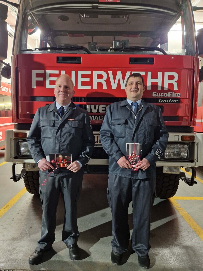 Florian Reutzel und Florian Kaufhold (von links) gaben den Staffelstab für die Wehrführung der Feuerwehr Wachenbuchen weiter. 